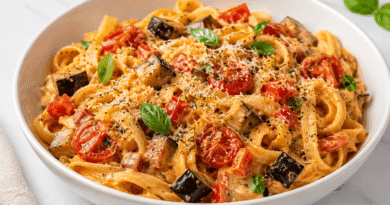 Pasta al forno cremosa con verdure arrosto in una ciotola bianca
