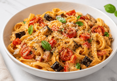 Pasta al forno cremosa con verdure arrosto in una ciotola bianca