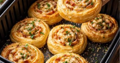 Roulés de pâte feuilletée au bacon à l’air fryer, croustillants et dorés, servis avec une sauce crémeuse à l’ail